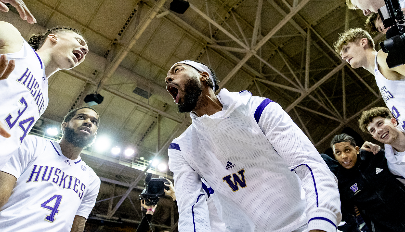 Washington huskies men’s basketball team wins Pac-12 tournament title